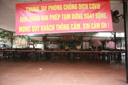 Trước sảnh đi vào hàng bia này, được chủ quán căng băng rôn với dòng chữ 
